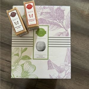 Scentsy Jeweled Deluxe Diffuser & oils